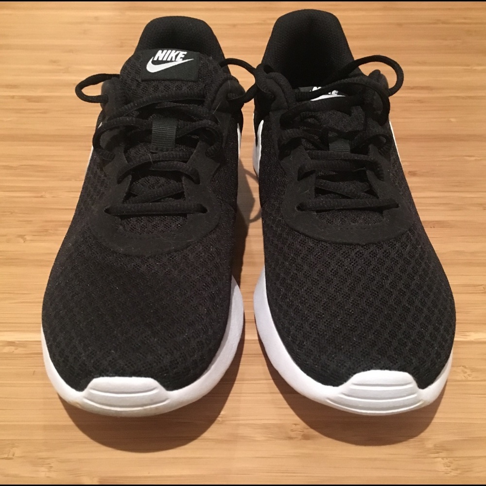 Nike Tanjun Women’s Sneaker Black (worn once)